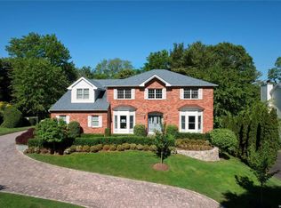 47 Davis Ln, Roslyn, NY 11576