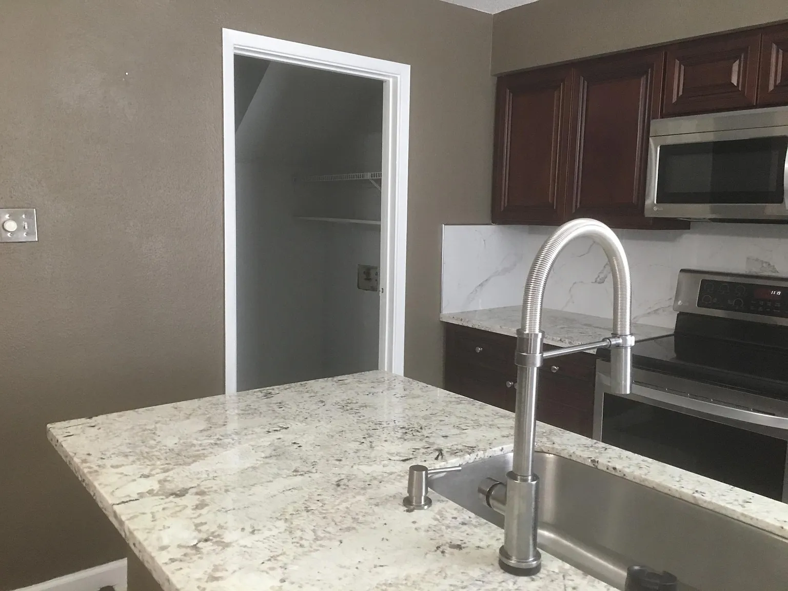 3901 Woodchase Dr — Photo 4