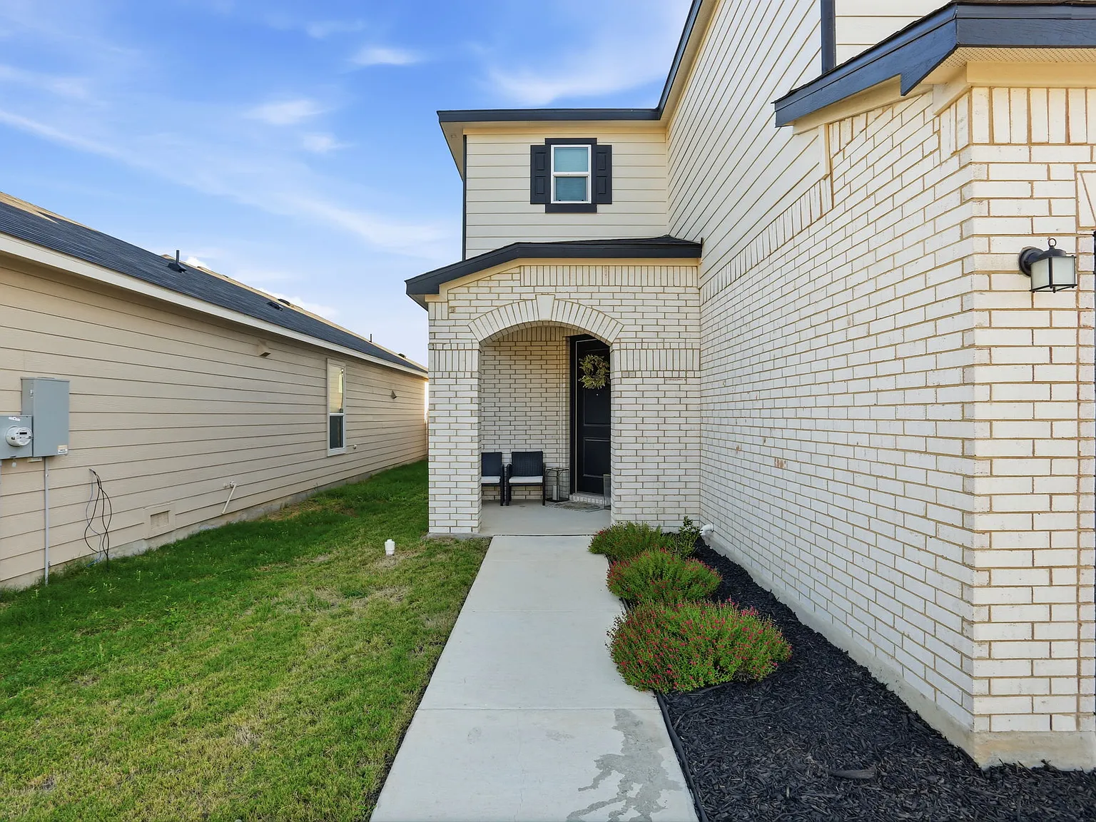 4 bed, 2750 sqft, $2,400 — Photo 2
