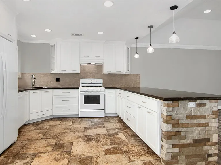 2319 Anthony Ln — Photo 1