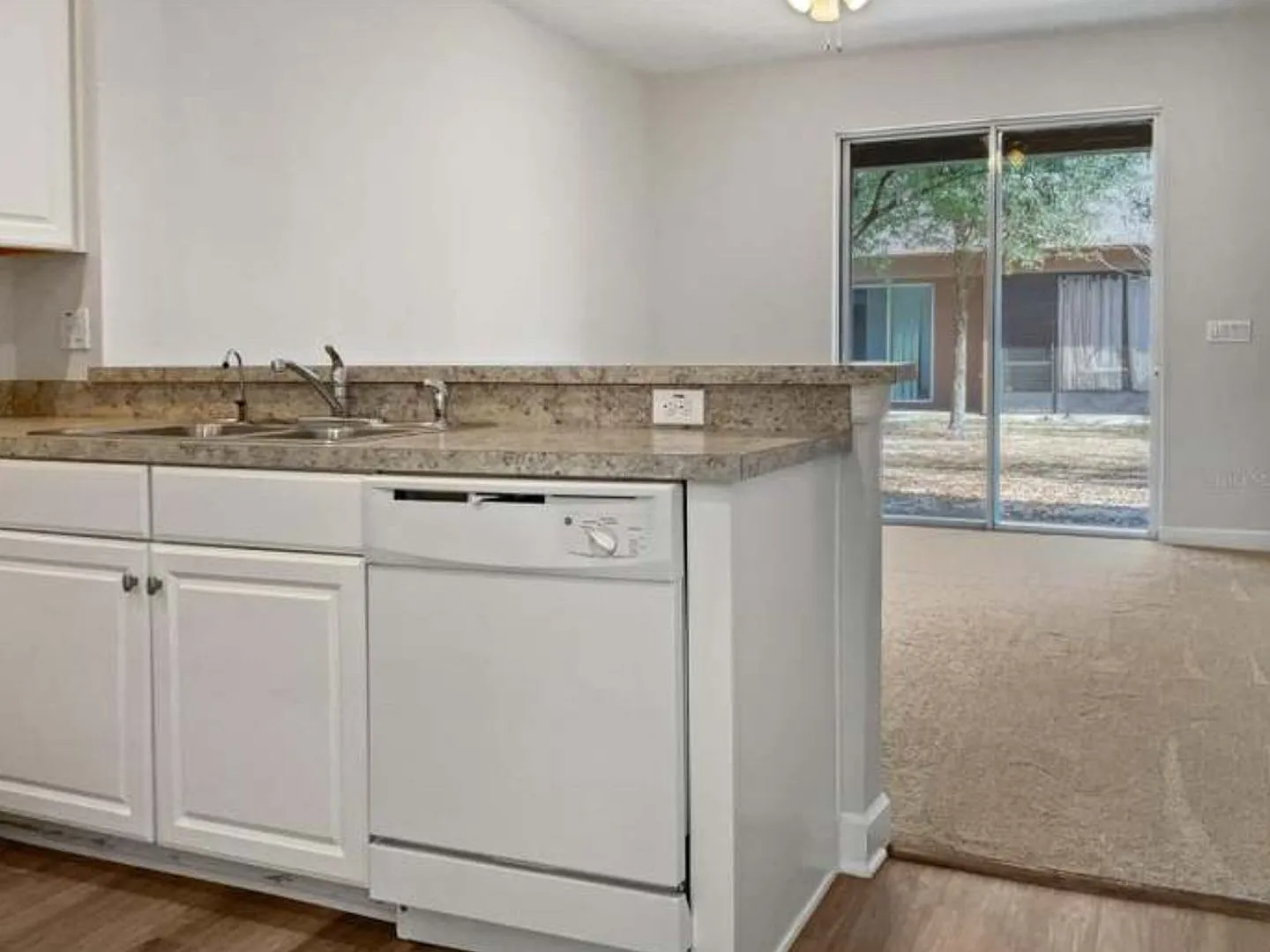 2 Bedroom Townhome in Riverview — Photo 4