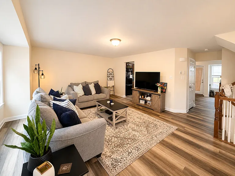 122 Broadstone Dr — Photo 2