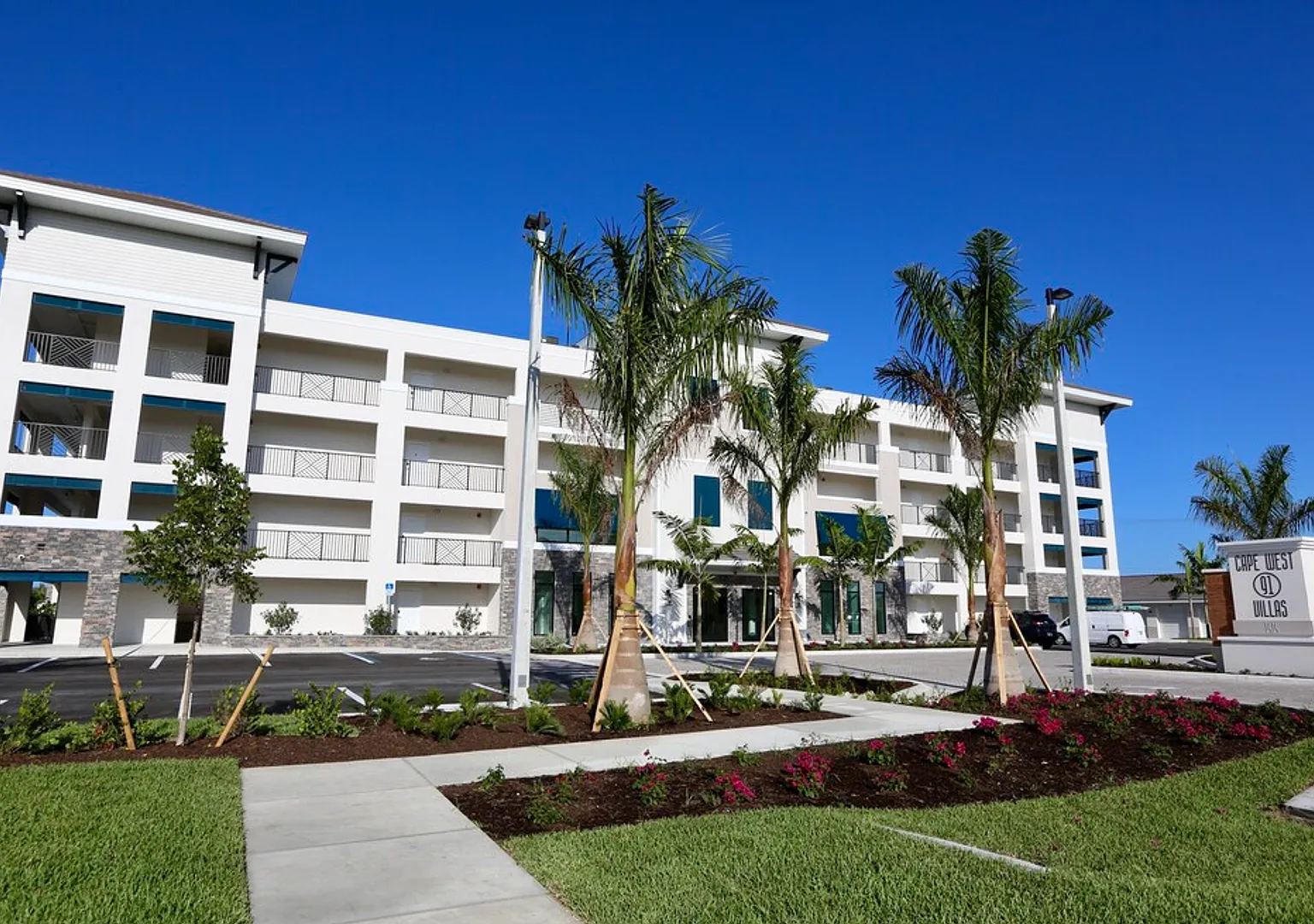 Cape West 91 Villa Apartments — Photo 1