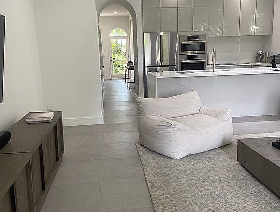 4th image of 240 Thornton Ln #1