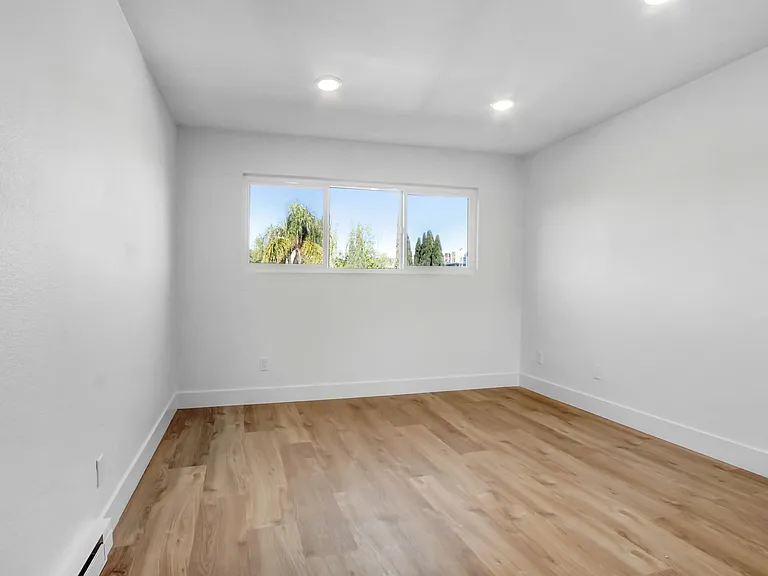 930 N Martel — Photo 12