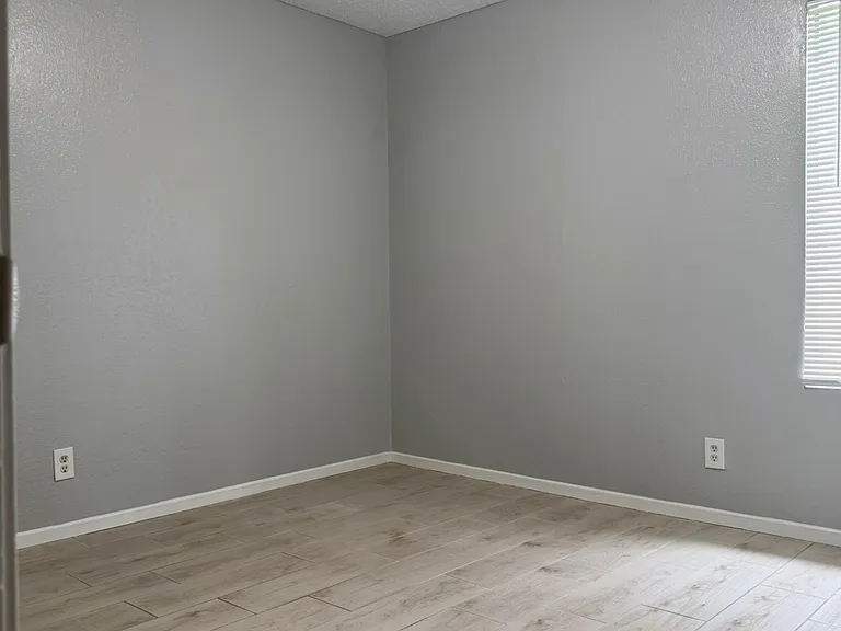 3221 Denver Ave — Photo 12