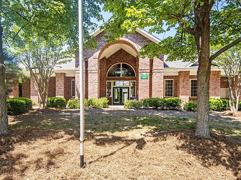 Laurel Pointe — Photo 2
