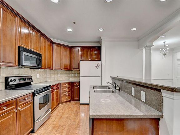 4th image of 2202 Stratford Cmns