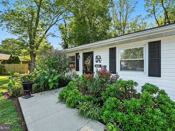 5th image of 1329 Saxon St