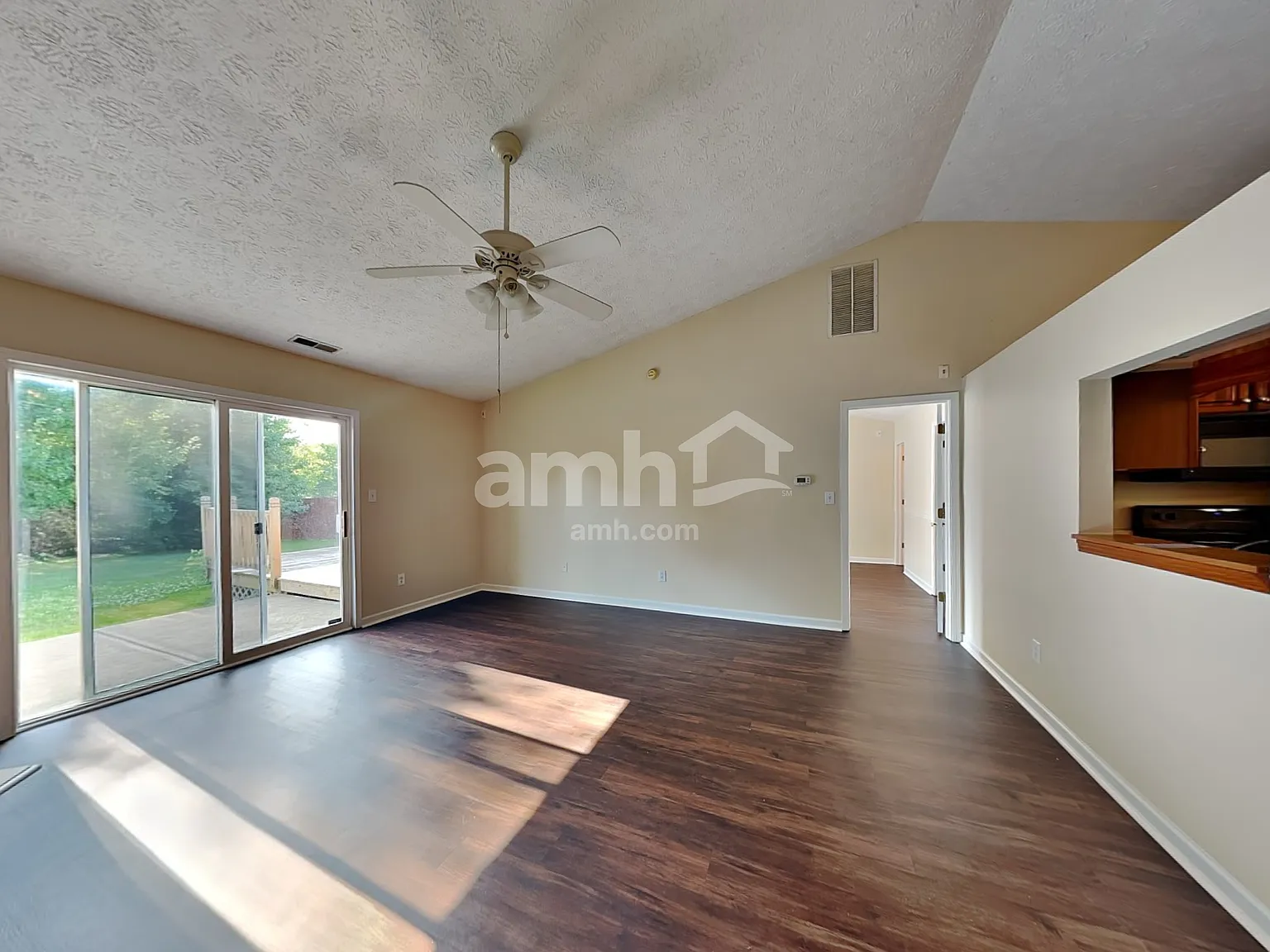 3 bed, 2.0 bath, 1419 sqft, $2,105 — Photo 4
