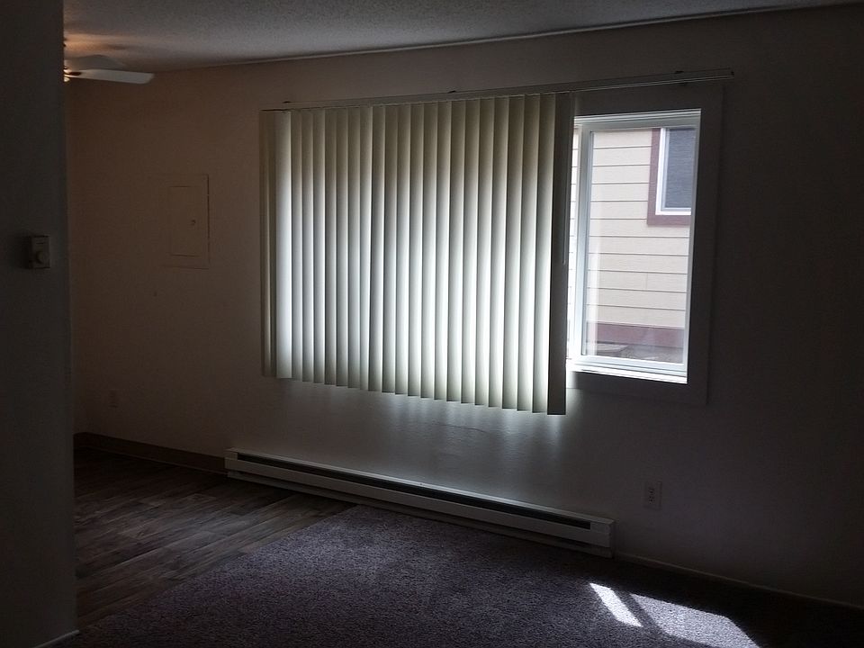 1 bedroom apt livingroom