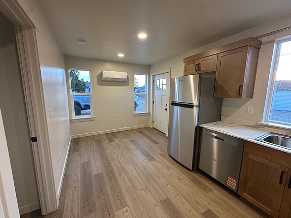 4th image of 108 C Ave #10