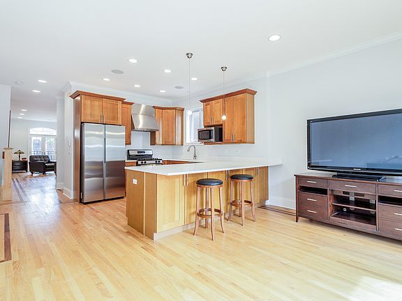 5th image of 2227 W Medill Ave
