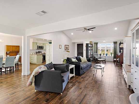 4th image of 698 Hackberry Rd