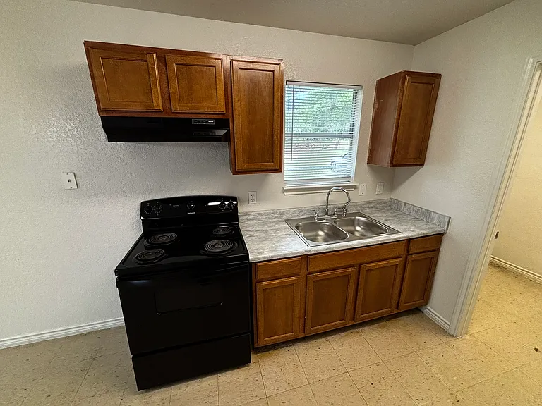 814 S Martin Luther King Jr Dr — Photo 15