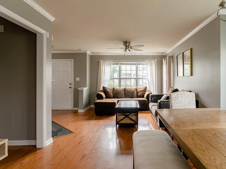 9817 Castain Dr — Photo 2