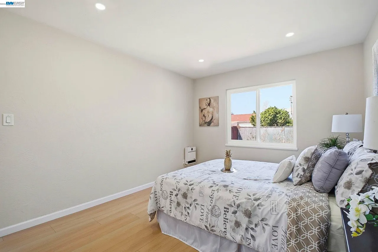 1 bed, 998 sqft, $1,300 — Photo 3