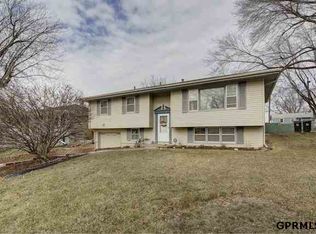 8528 Lakeview Dr, Omaha, NE 68127