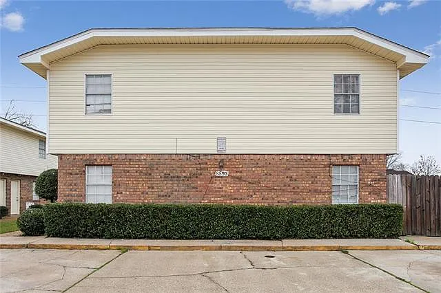 8897 Richmond Dr — Photo 2