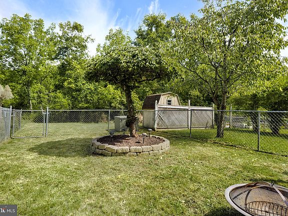 3rd image of 905 Hilltop Dr