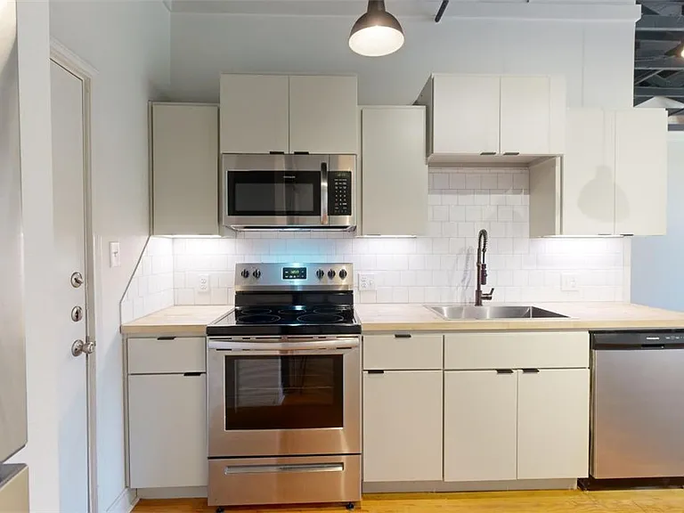 305 W 27th St #333 — Photo 4
