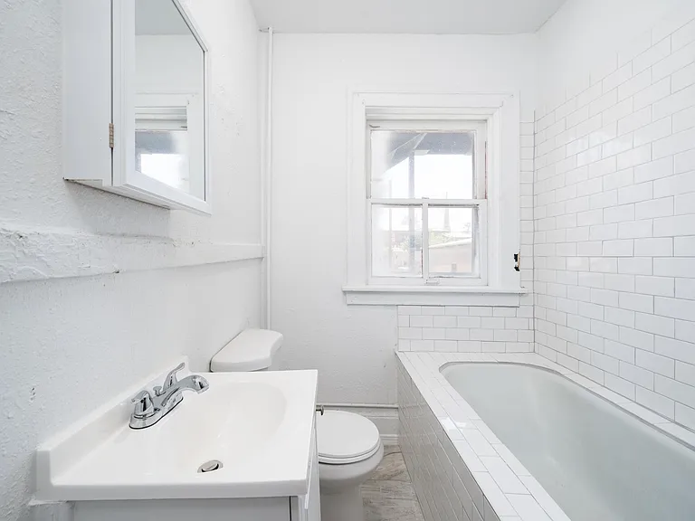 Sunset Heights - 412 W Yandell Street — Photo 10