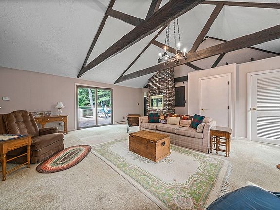 4th image of 37 Michele Ln