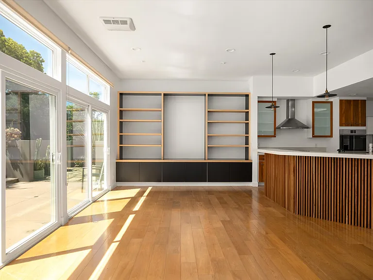 1544 Crestline Dr — Photo 2