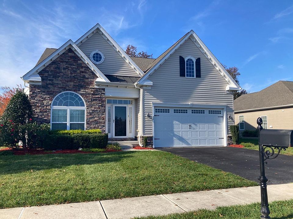 1st image of 20 Lakeview Dr