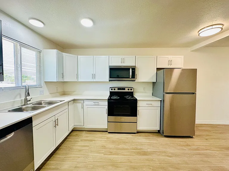 4424 Bellevue Newly Renovated Apartments with All Appliances Included! — Photo 26