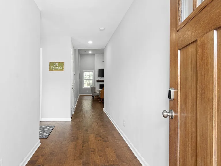1055 Barnhill Rd — Photo 3