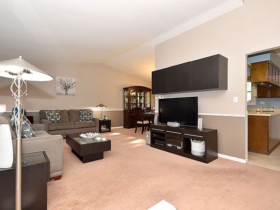 4th image of 8221 Lindenwood Ln