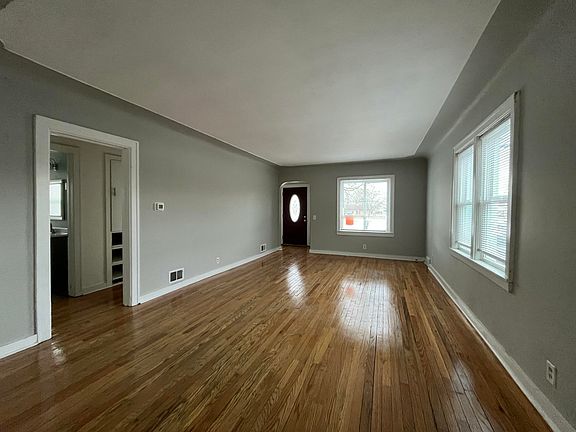 4th image of 4020 Jupiter Ave NE