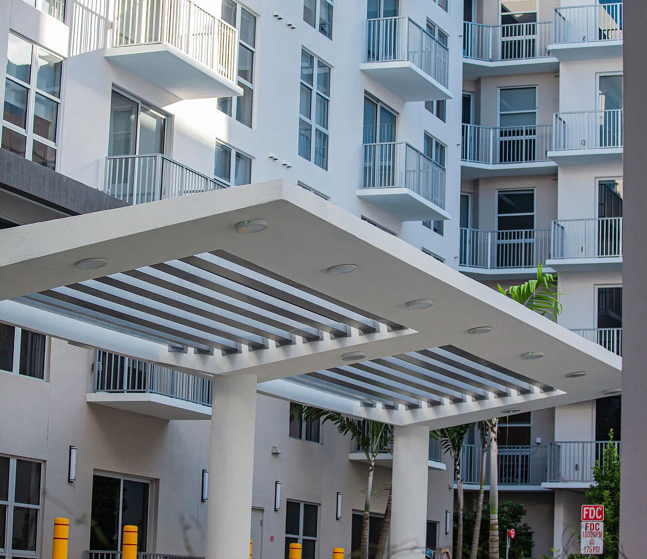 850 Living — Photo 2