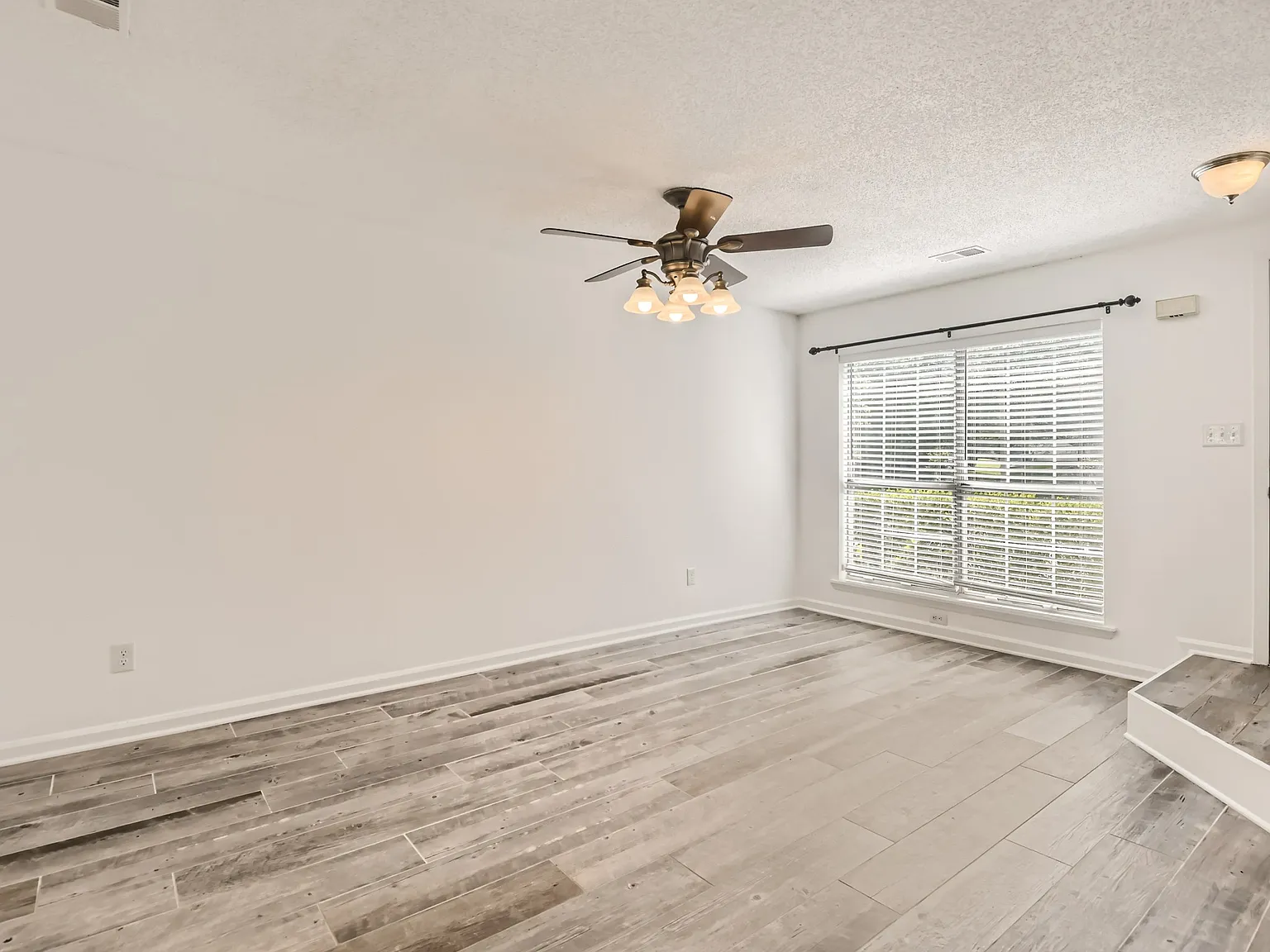 2 bed, 990 sqft, $1,650 — Photo 2