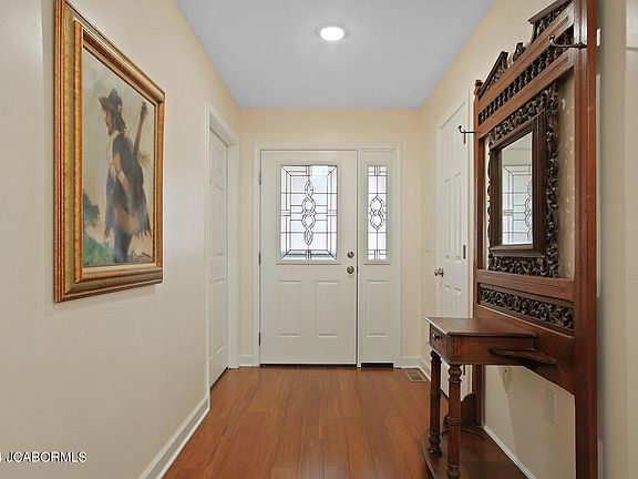 5th image of 318 Madelines Park Cir