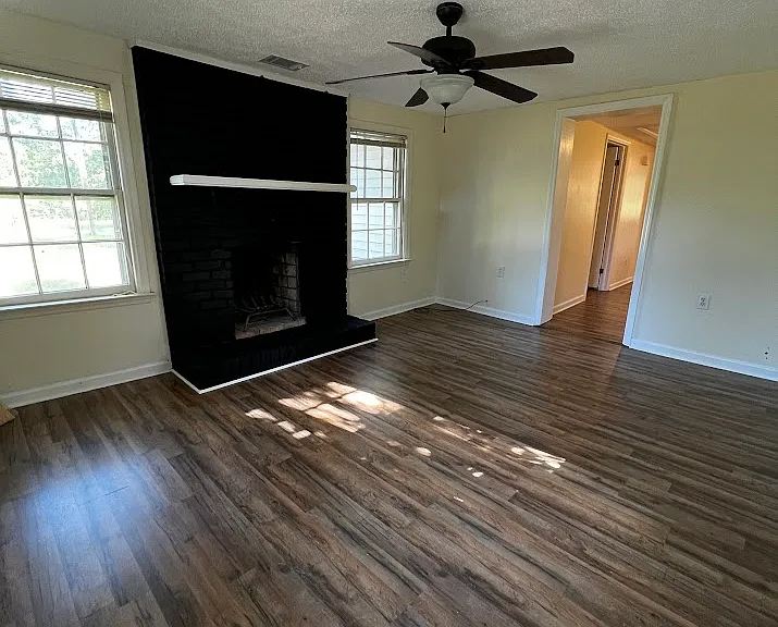215 S Skinner Ave — Photo 9