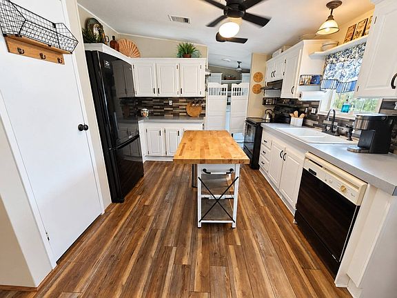3rd image of 615 Sunset Cir
