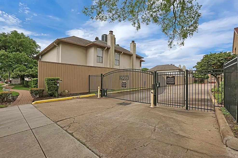 2 bed, 2.5 bath, 1480 sqft, $2,200 — Photo 2