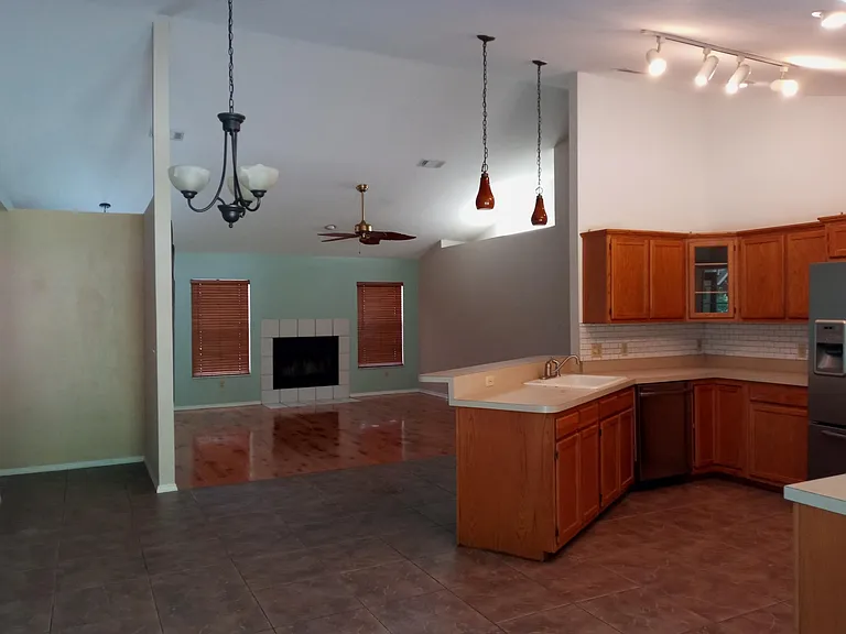 20121 NE 6th St — Photo 6