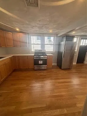 2 bed, 1.0 bath, 900 sqft, $2,300 — Photo 2