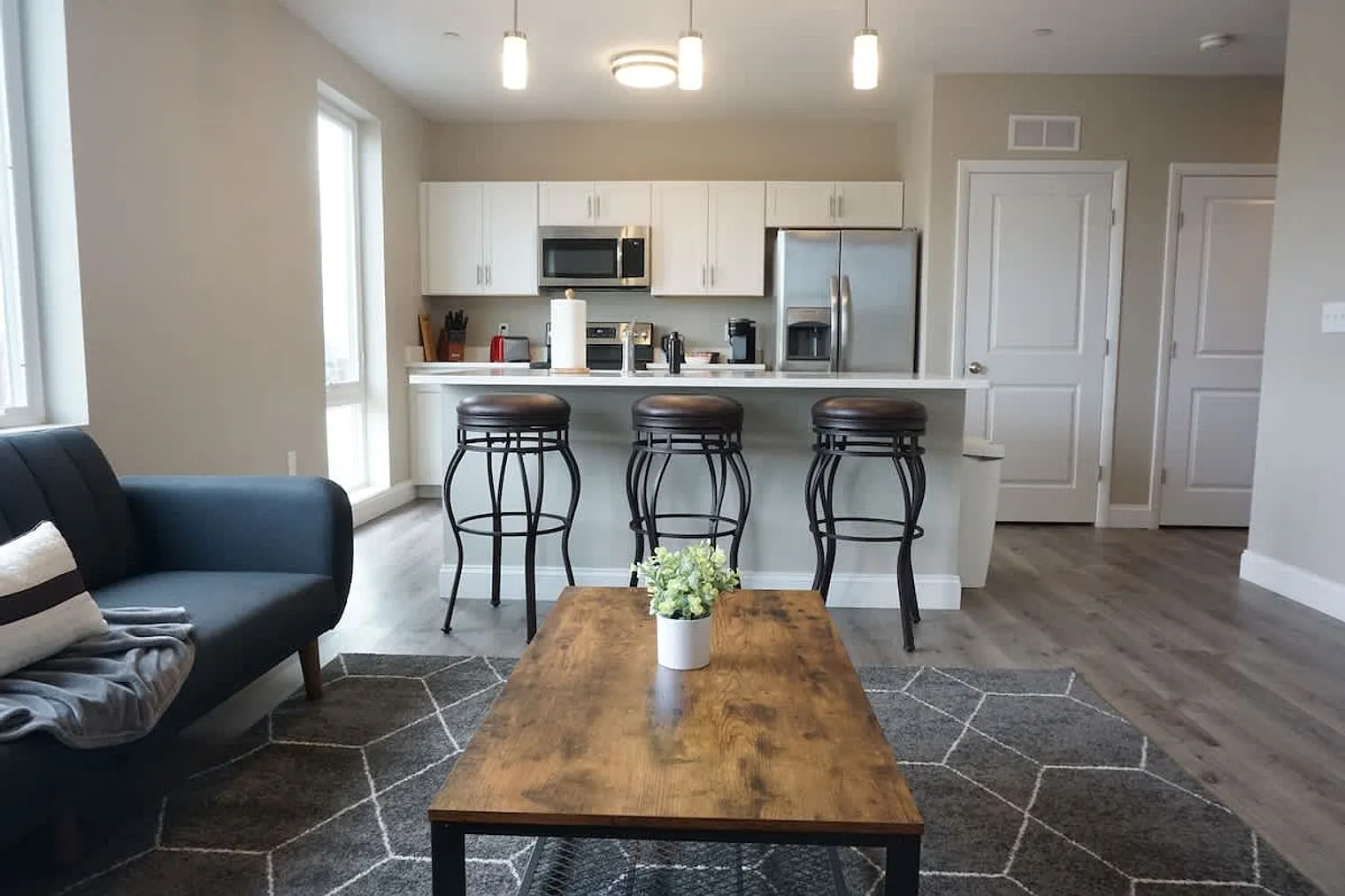 1 bed, 1.0 bath, 731 sqft, $3,623 — Photo 2