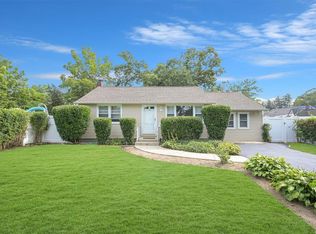 16 Cheyenne Dr, Bay Shore, NY 11706