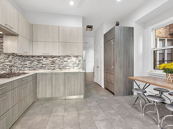 5th image of 157 W 74th St APT 1R