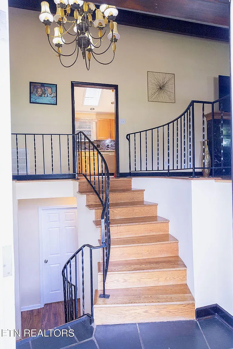 6 bed, 3510 sqft, $3,500 — Photo 1