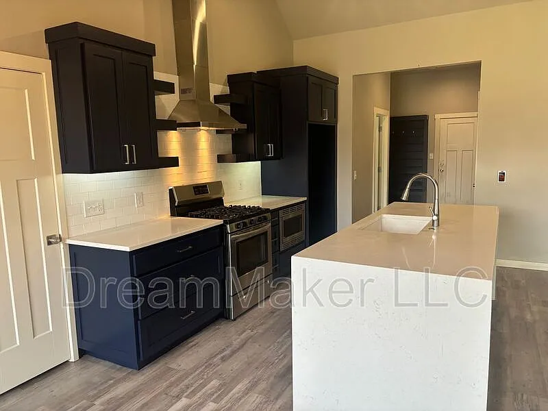 5 bed, 2.0 bath, 1987 sqft, $2,250 — Photo 3