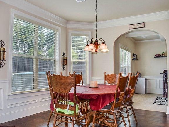 3rd image of 3072 Parkridge Dr