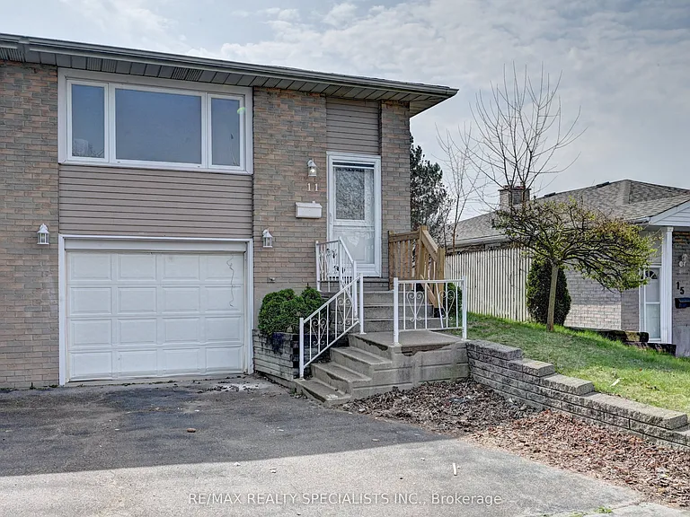 11 Dinison Cres — Photo 1