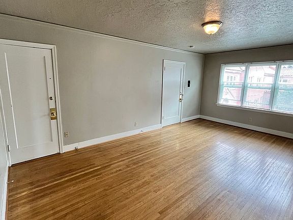 4th image of 2437 NE Hoyt St APT 18