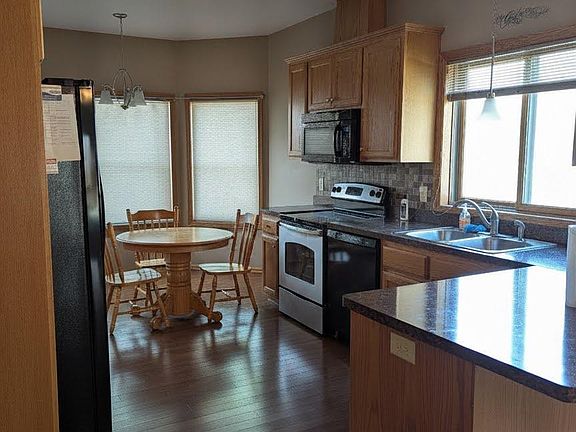 5th image of 461 Roundhouse St